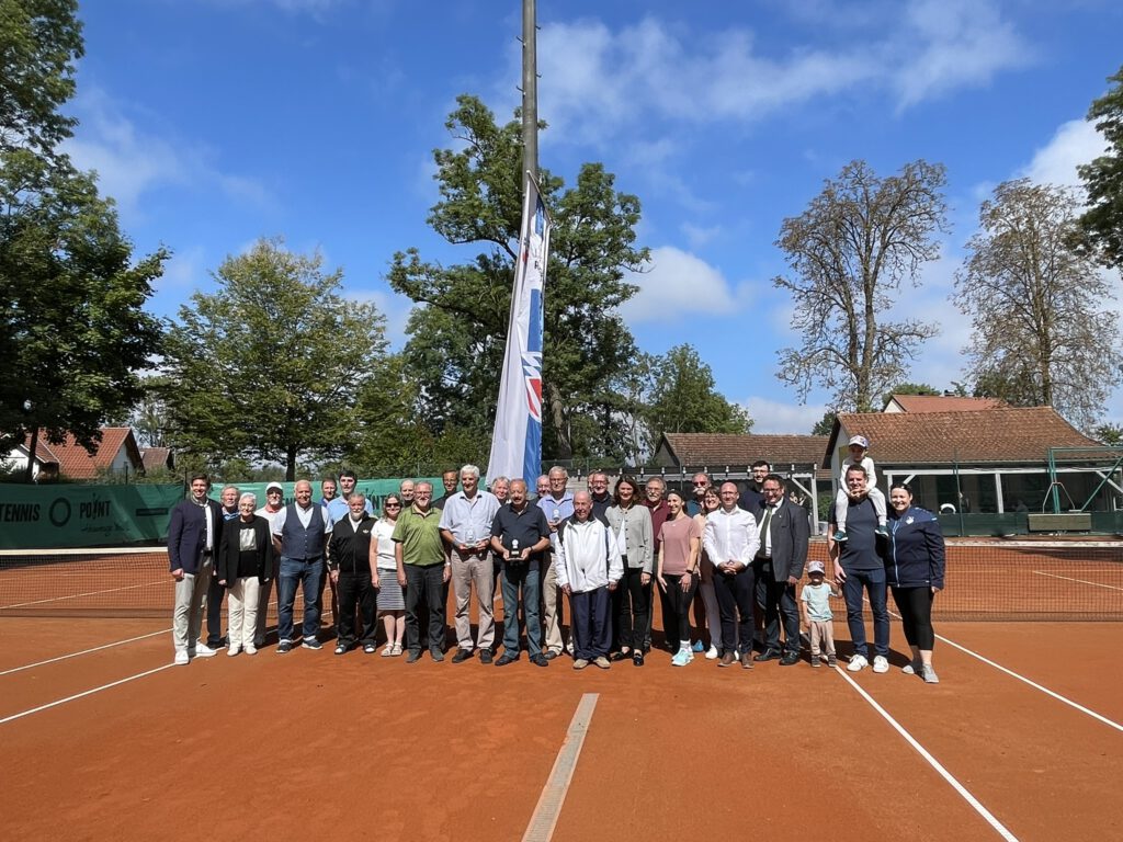 Abschließendes Gruppenfoto des 40. Kommunalpolitkerturniers im Landkreis Regensburg mit Landrätin Tanja Schweiger